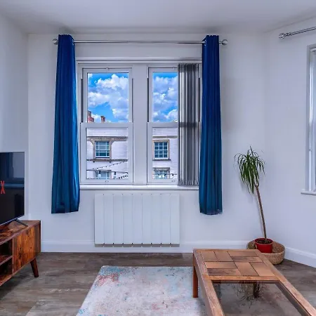 Chic & Modern - Bedminster Parade Apartment *