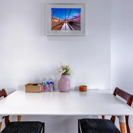 Chic & Modern - Bedminster Parade Apartment