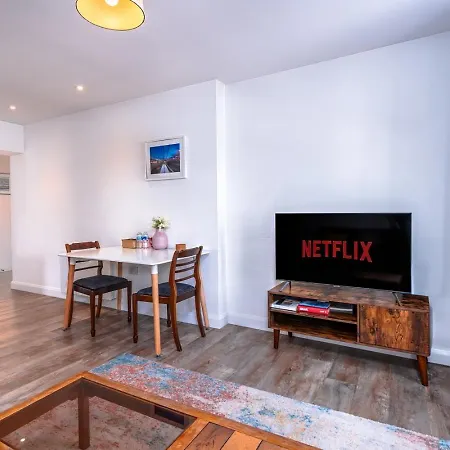 Chic & Modern - Bedminster Parade Apartment