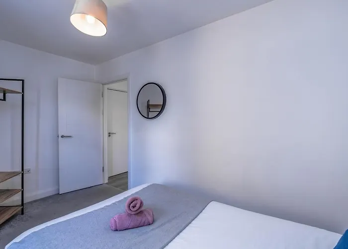 Chic & Modern - Bedminster Parade