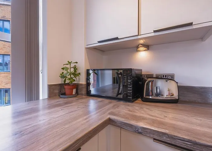 Chic & Modern - Bedminster Parade *